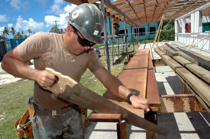 menuisier-LE BOURGUET-min_worker_construction_building_carpenter_male_job_build_helmet-893290